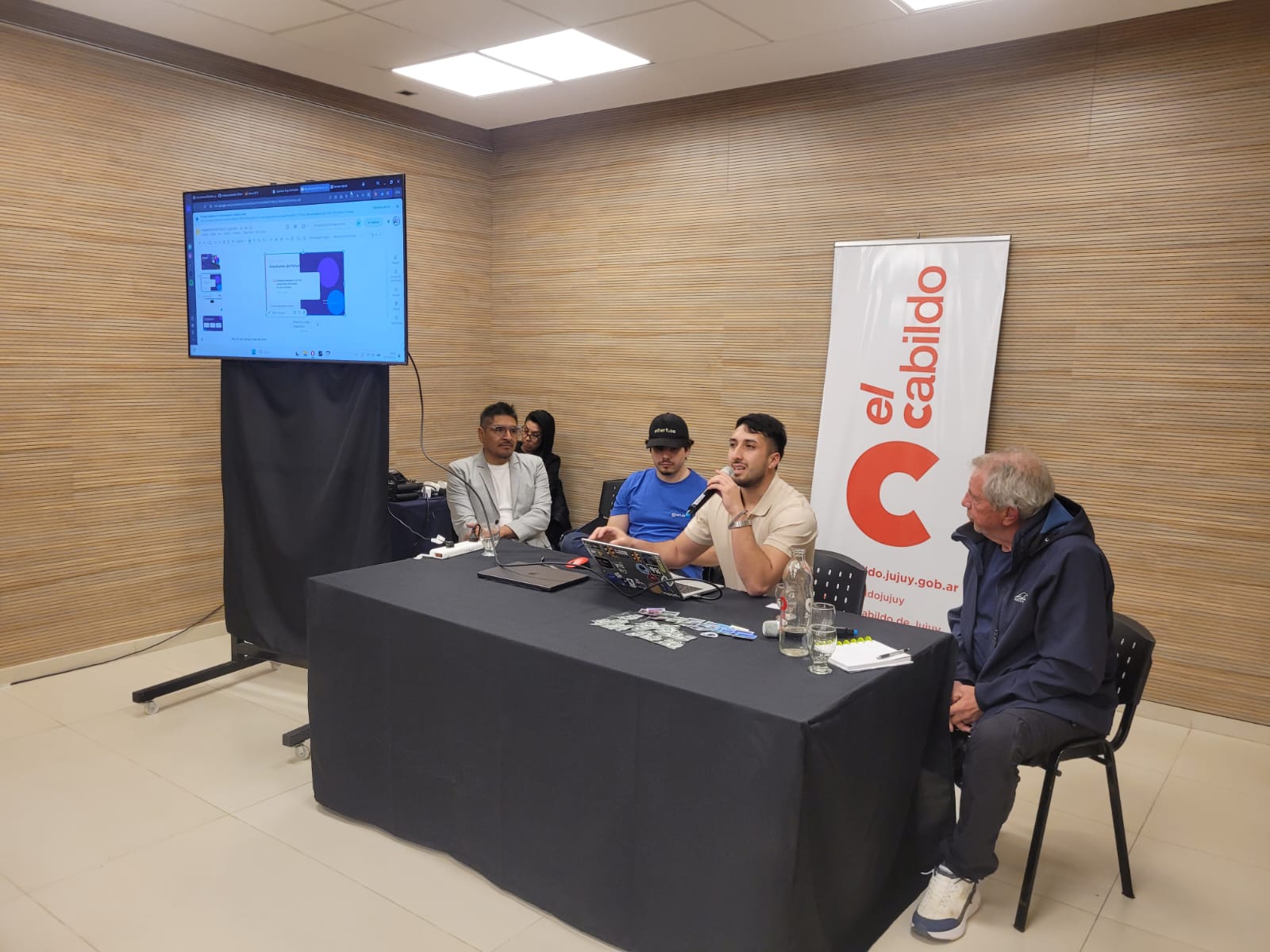 Charla de Jorge Gronda durante el Cabildo Tech Jujuy en el Cabildo de Jujuy