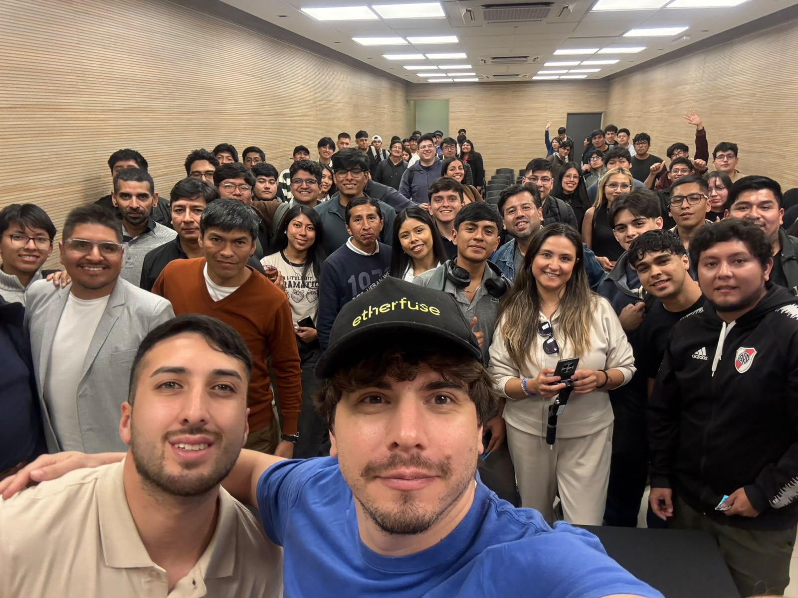 Foto grupal del Cabildo Tech Jujuy en el Salón Belgrano del Cabildo de Jujuy