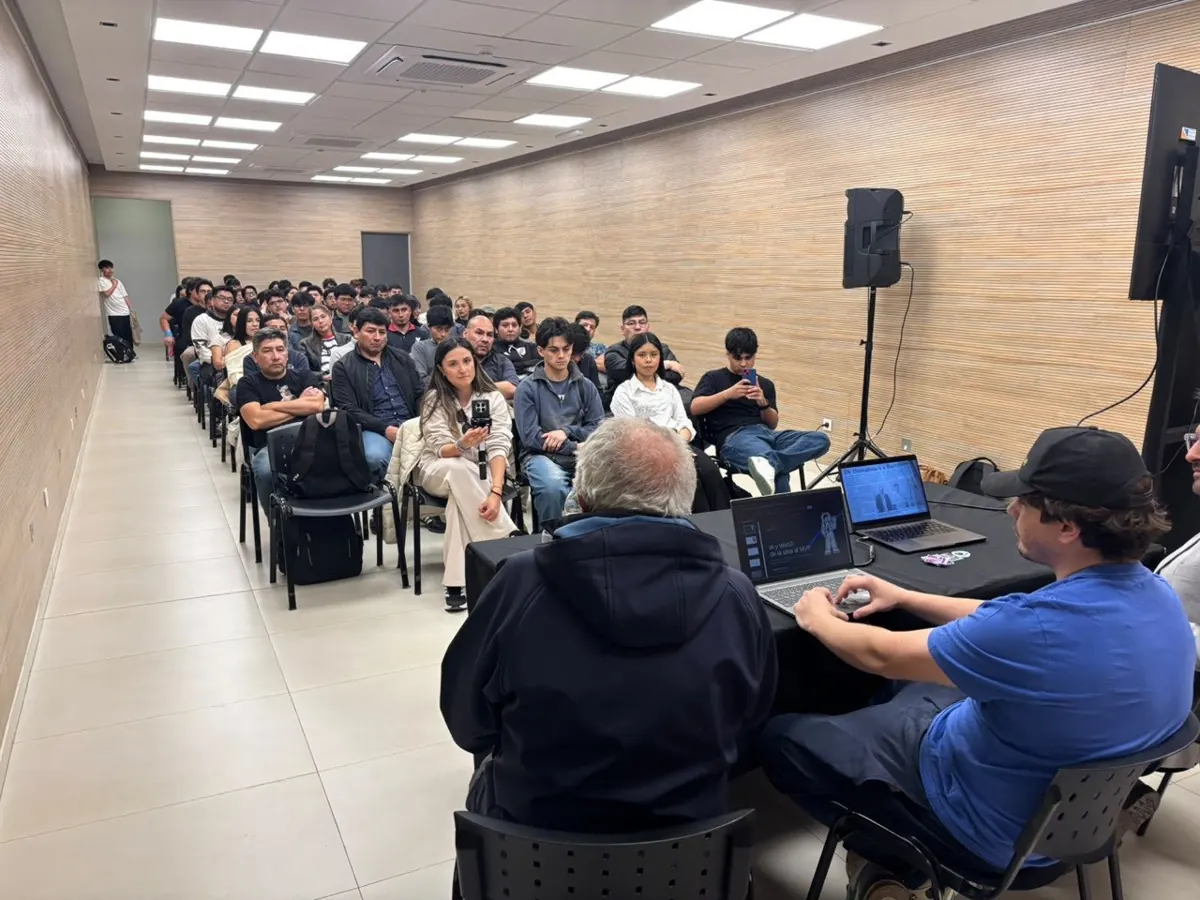 Charla en el auditorio, con el público sentado