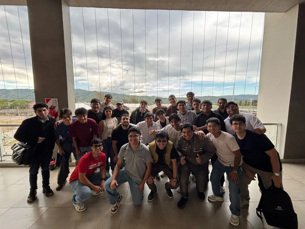 Foto grupal de la comunidad con los cerros de fondo