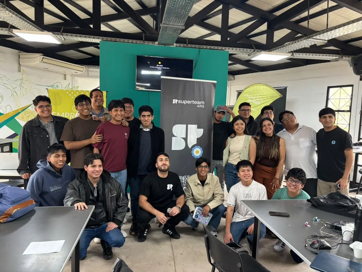 Foto grupal de la comunidad con Superteam ARG