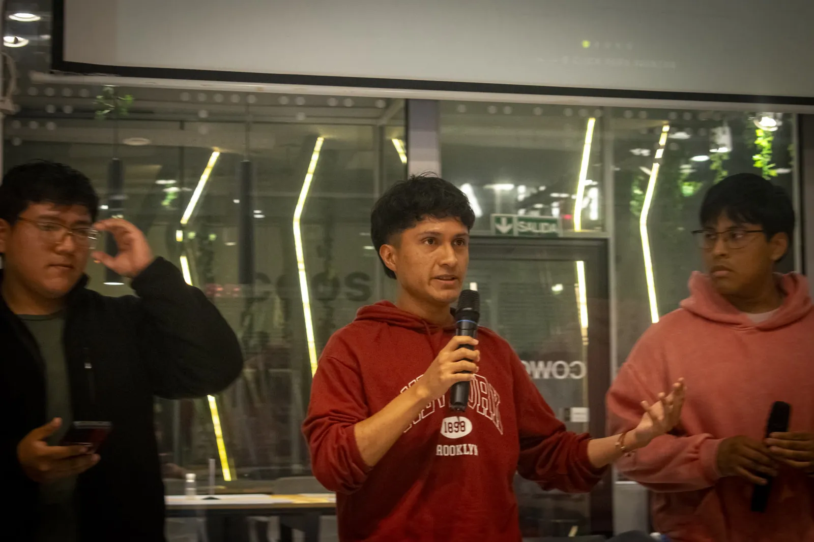 Charla con micrófono en un meetup de la comunidad