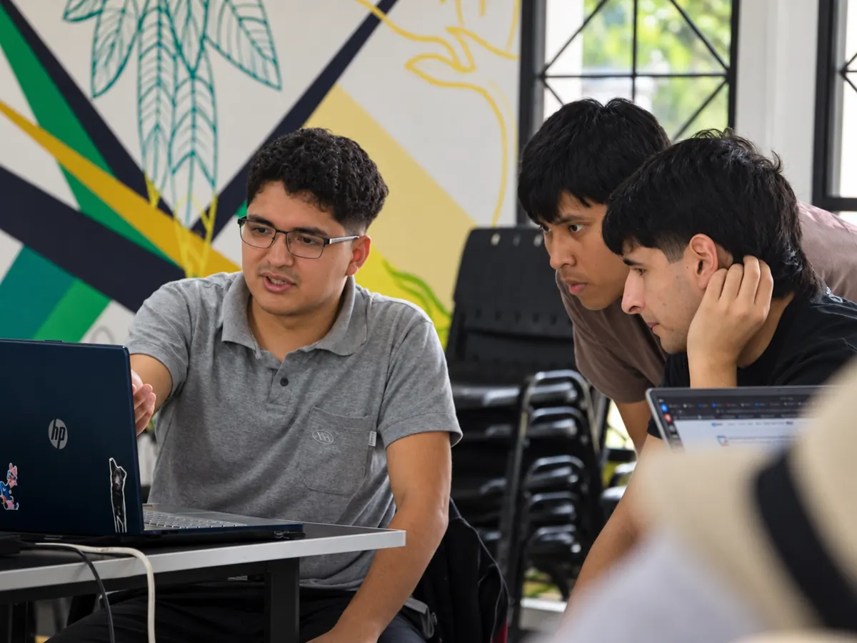 Mentoría frente a una laptop durante la hackatón