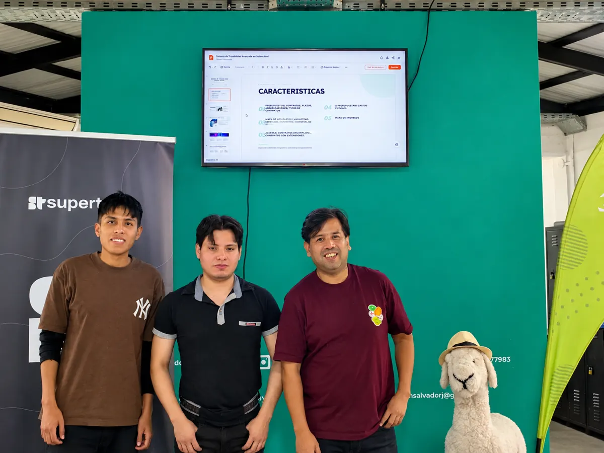 Equipo presentando su proyecto en Solana, con la llama de peluche