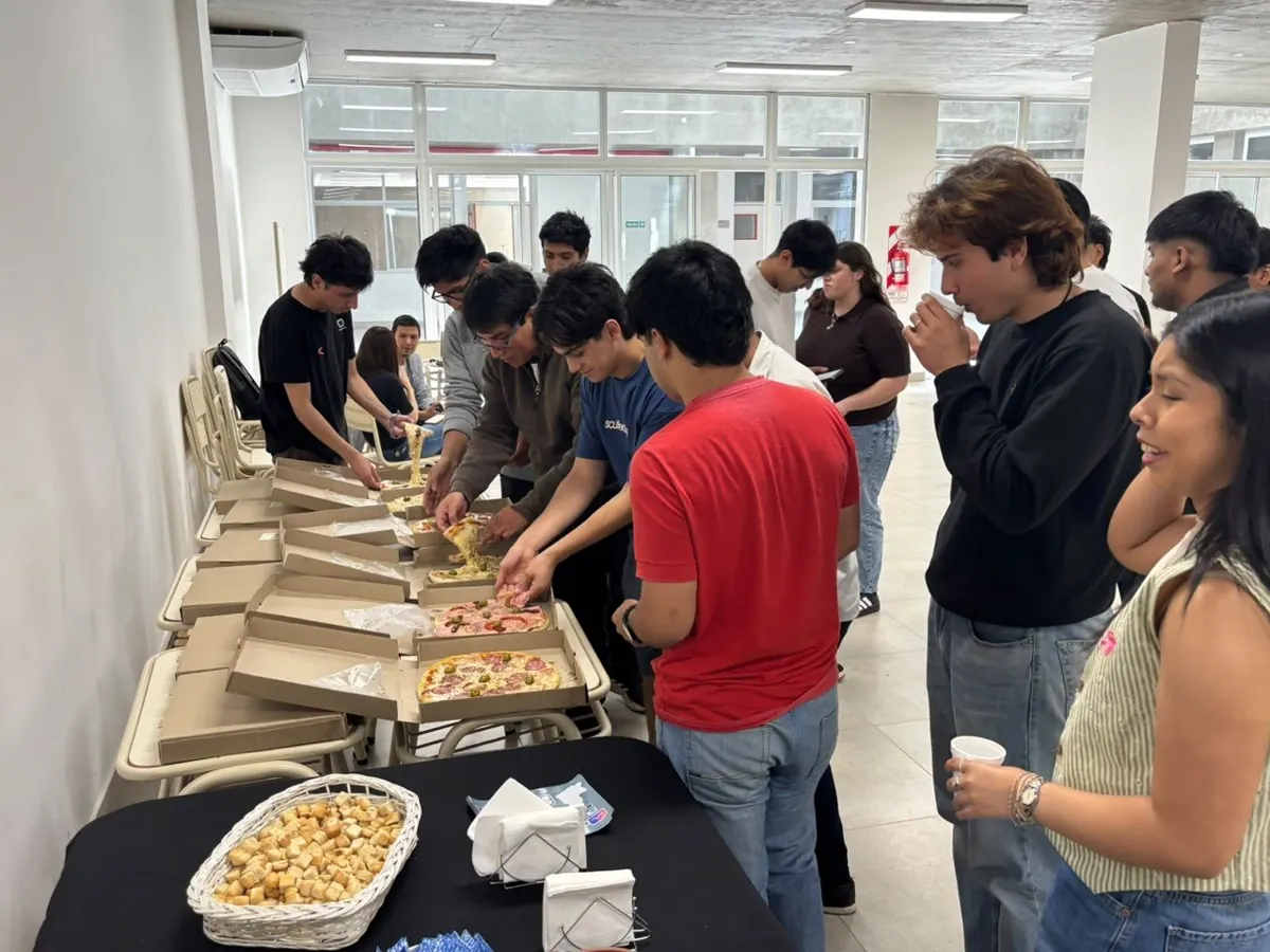 Pizzas compartidas al cierre de un meetup